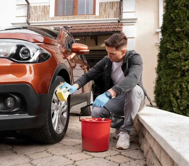 Lavage auto à domicile Champagne-en-Valromey : professionnel intervenant sur un véhicule